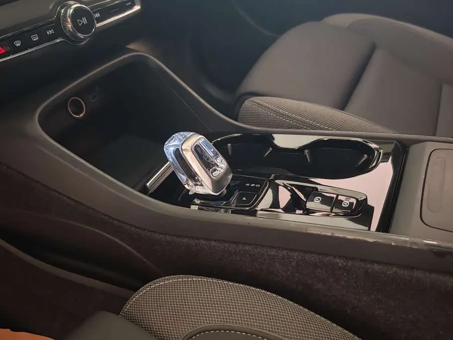 Volvo XC40 2023 B3 Zhiyuan Luxury Edition 2022 — миниатюра 4