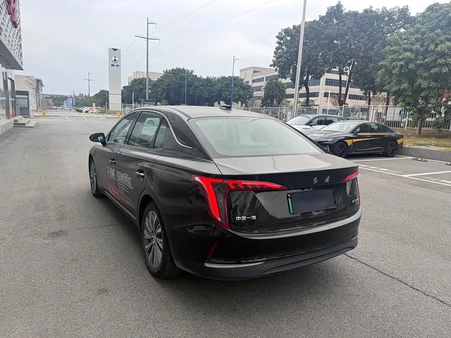 Hongqi E-QM5 Hongqi E-QM5 2022 431km Charging Enjoyment Edition 2023 — миниатюра 2