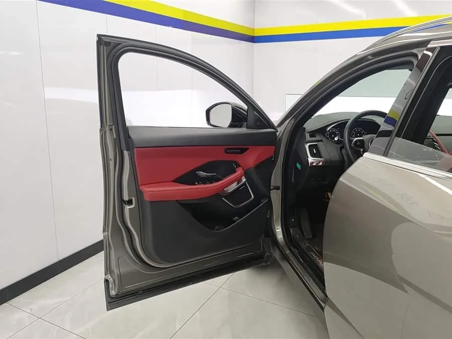 Jaguar E-Pace 2024 aggressive sports version R-DYNAMIC S 2023 — миниатюра 4