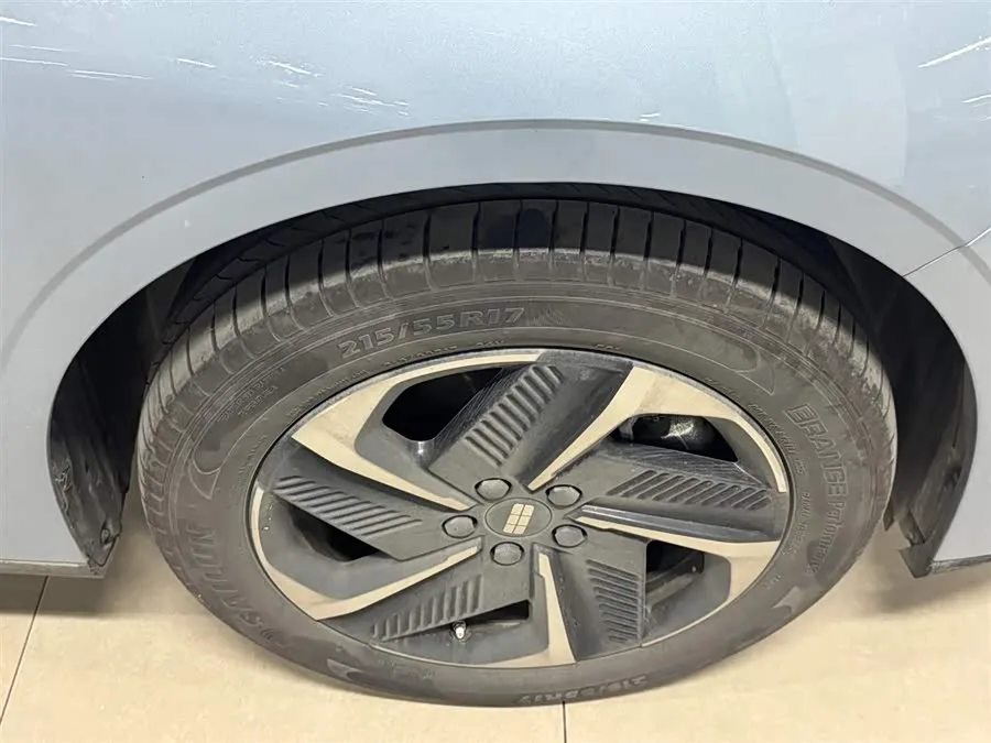Geely Galaxy L6 Galaxy L6 2025 EM-i 140km Starship Edition 2025 — миниатюра 4