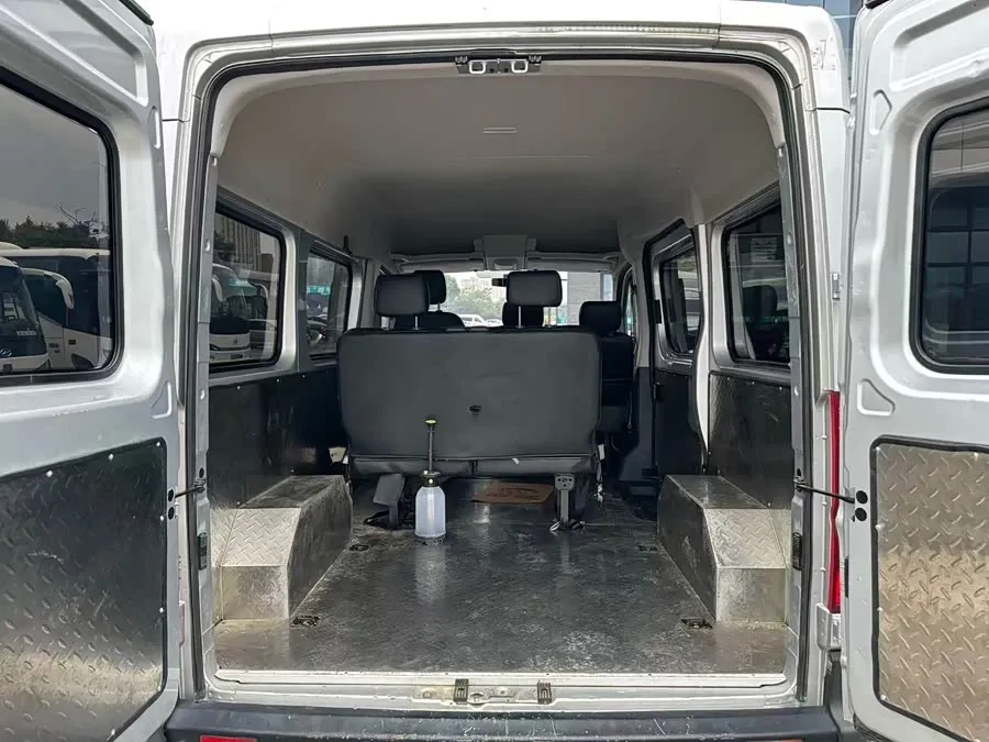 Dongfeng Yufeng Yufeng 2023 V9+ 2.0T automatic front-wheel drive multi-function short-axle mid-roof 5/6 seats 2023 — миниатюра 4