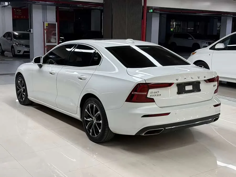 Volvo S60 2022 B4 Zhiyi Luxury Edition 2022 — миниатюра 4