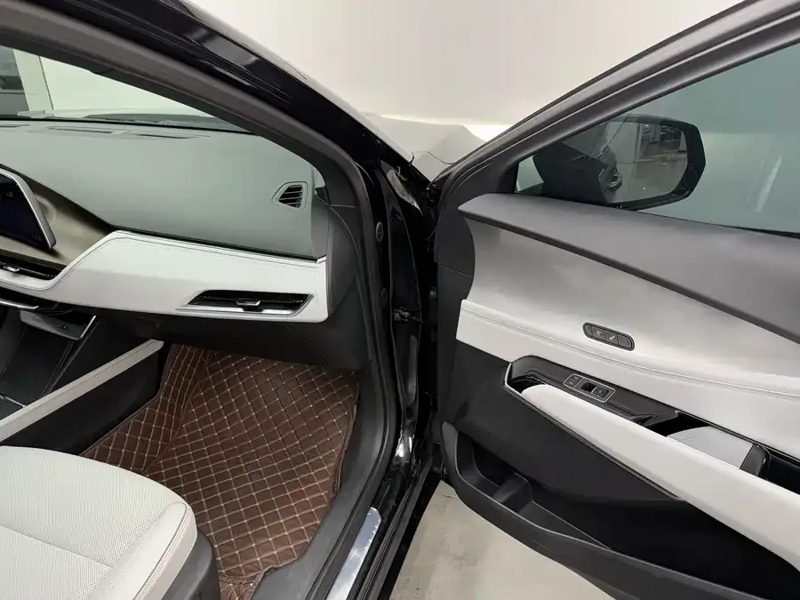 Cadillac GT4 2023 25T Luxury Edition 2025 — миниатюра 5