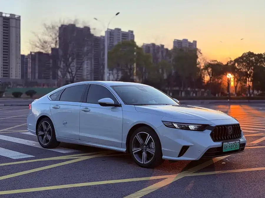 Honda Inspire PHEV Inship New Energy 2023 e:PHEV Smart Edition 2023 — миниатюра 3