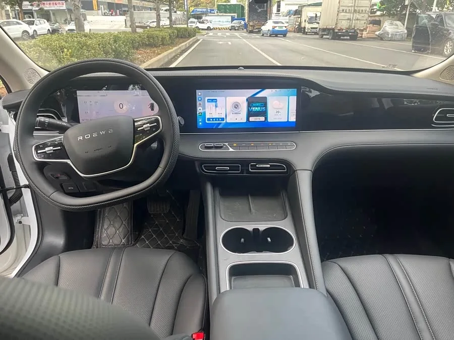 Roewe D7 Roewe D7 2025 DMH 125km World Champion Edition 2025 — миниатюра 4