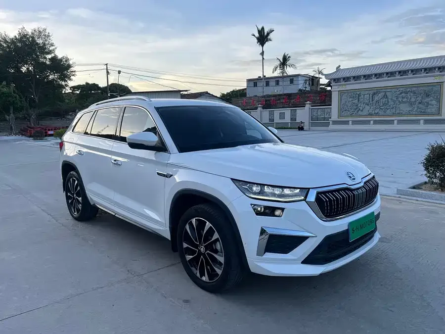 Skoda Kodiaq Kodiak 2022 TSI330 7-seat two-wheel drive luxury version 2023 — миниатюра 3