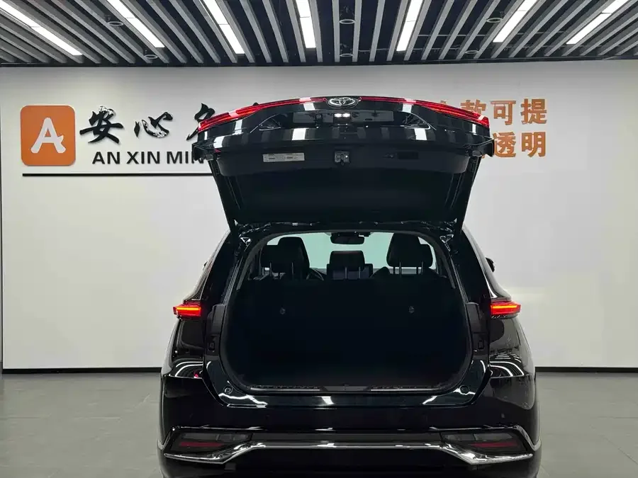 Toyota Venza Venza 2022 2.0L CVT 2WD Premium Edition 2023 — миниатюра 3