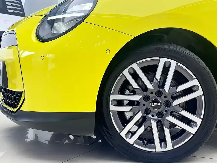 MINI electric COOPER Electric MINI COOPER 2024 456km COOPER E Classic 2024 — миниатюра 5