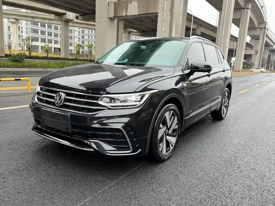 Volkswagen Tiguan L Tiguan L 2023 330TSI Automatic 2WD R-Line Enjoy Edition 2023 — фото 1, купить с доставкой в Москву