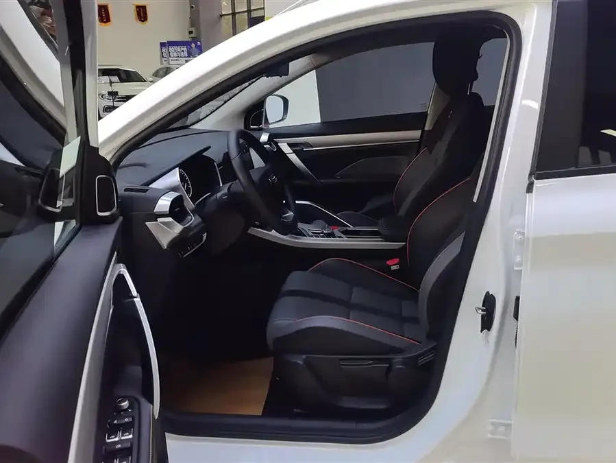 Geely Coolray SX11 Geely Binyue 2024 1.5T DCT Dragon Edition 2024 — миниатюра 3