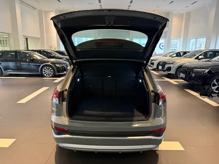 Audi Q4 e-tron 2024 40 e-tron Creative Edition 2025 — миниатюра 4