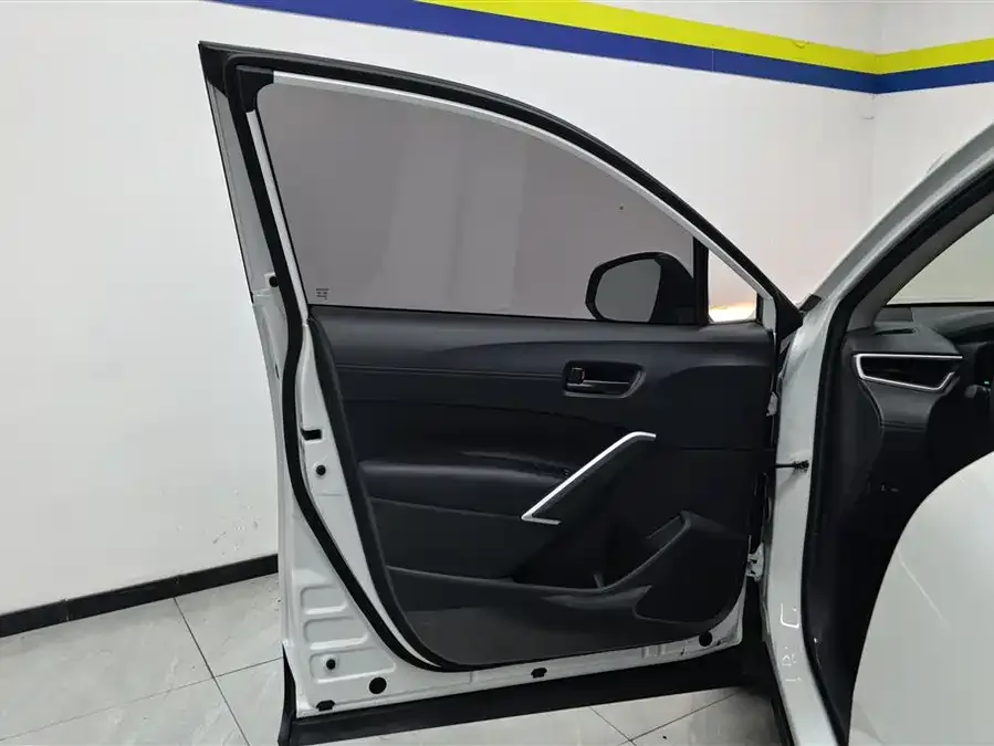 Toyota Corolla Corolla Sharp 2024 2.0L Intelligent Electric Hybrid Dual Engine Pioneer Edition 2025 — миниатюра 4