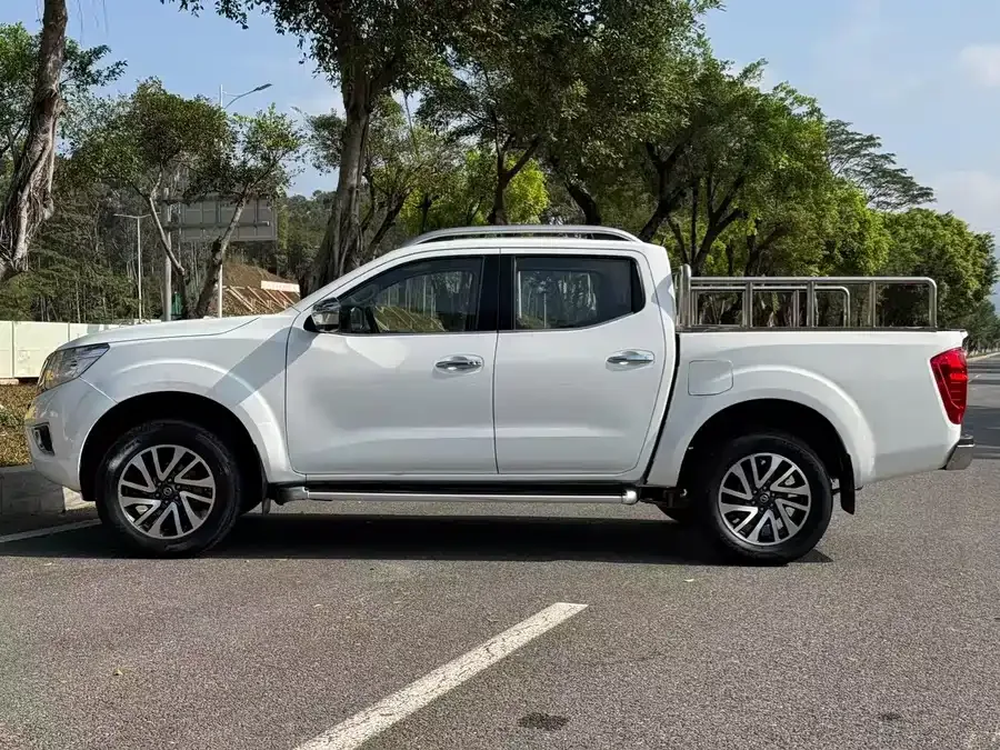 Nissan Navara Navara 2021 2.5L Automatic 4WD Premium Model QR25 2022 — миниатюра 4