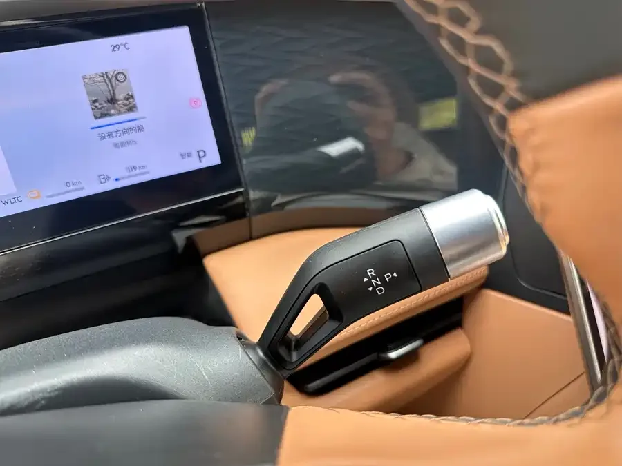 Geely Galaxy L7 Galaxy L7 2025 EM-i 115km Exploration+ Edition 2025 — миниатюра 5