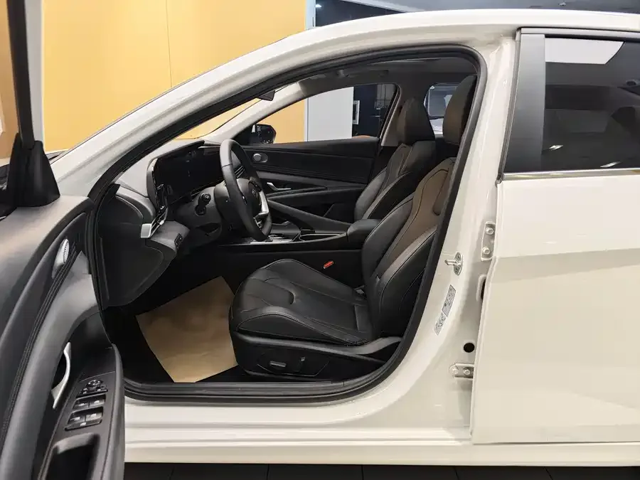 Hyundai Elantra Elantra 2022 1.5L CVT LUX Premium Edition 2023 — миниатюра 4