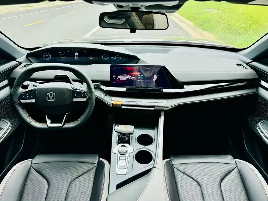 Changan UNI-V Changan UNI-V 2022 1.5T Premium Edition 2022 — миниатюра 2
