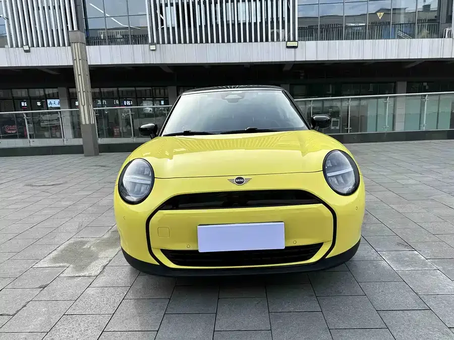 MINI electric COOPER Electric MINI COOPER 2024 456km COOPER E Classic 2024 — миниатюра 2