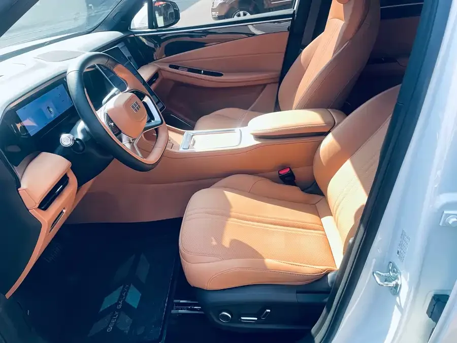 Geely Galaxy L7 Galaxy L7 2025 EM-i 115km Exploration+ Edition 2025 — миниатюра 2