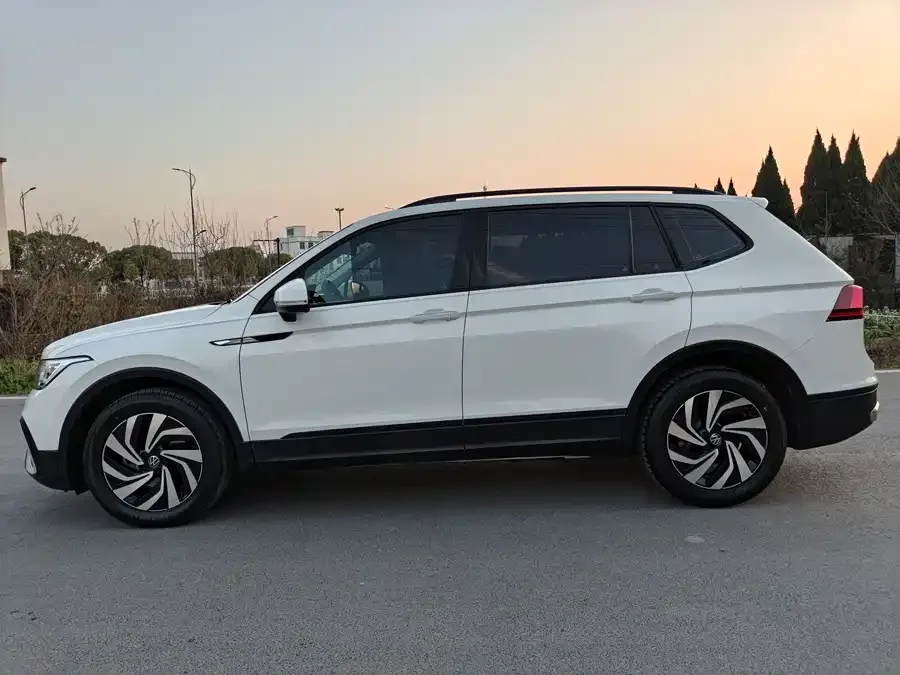 Volkswagen Tiguan L Tiguan L 2022 330TSI Automatic 2WD Comfort Edition 2022 — миниатюра 3