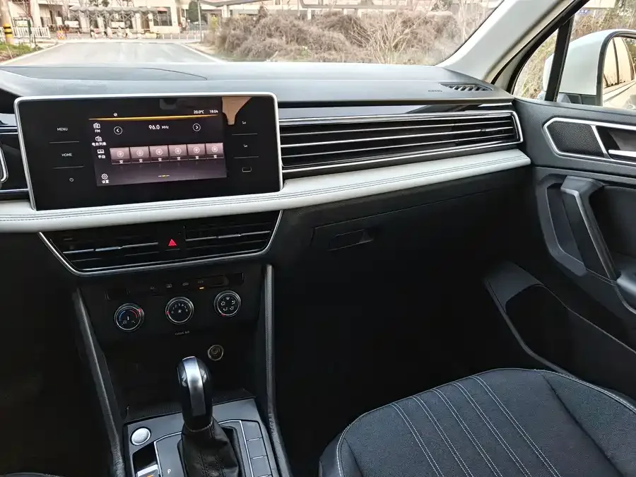 Volkswagen Tiguan L Tiguan L 2022 330TSI Automatic 2WD Comfort Edition 2022 — миниатюра 4