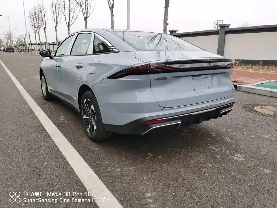 Geely Galaxy L6 Galaxy L6 2025 EM-i 140km Exploration+ Edition 2026 — миниатюра 2