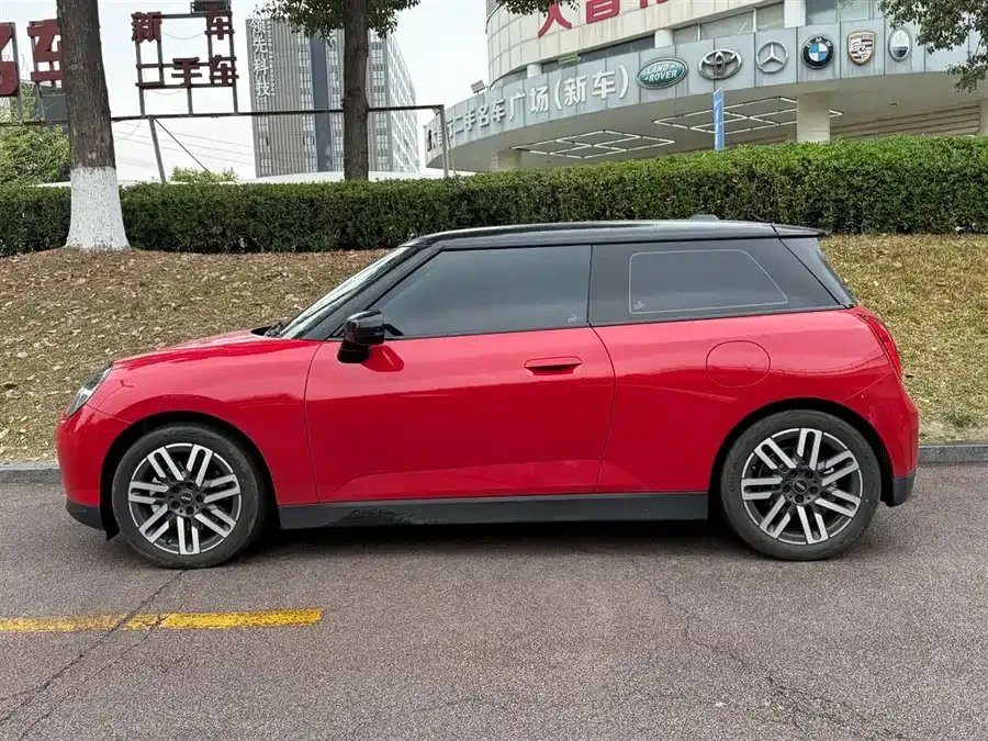 MINI electric COOPER Electric MINI COOPER 2025 456km COOPER E Classic 2025 — миниатюра 3