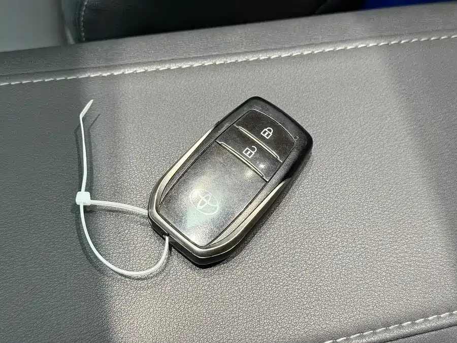 Toyota Venza Venza 2022 2.0L CVT 2WD Luxury Edition 2022 — миниатюра 5