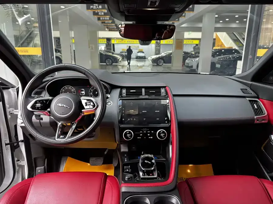 Jaguar E-Pace 2024 aggressive sports version R-DYNAMIC S 2024 — миниатюра 4