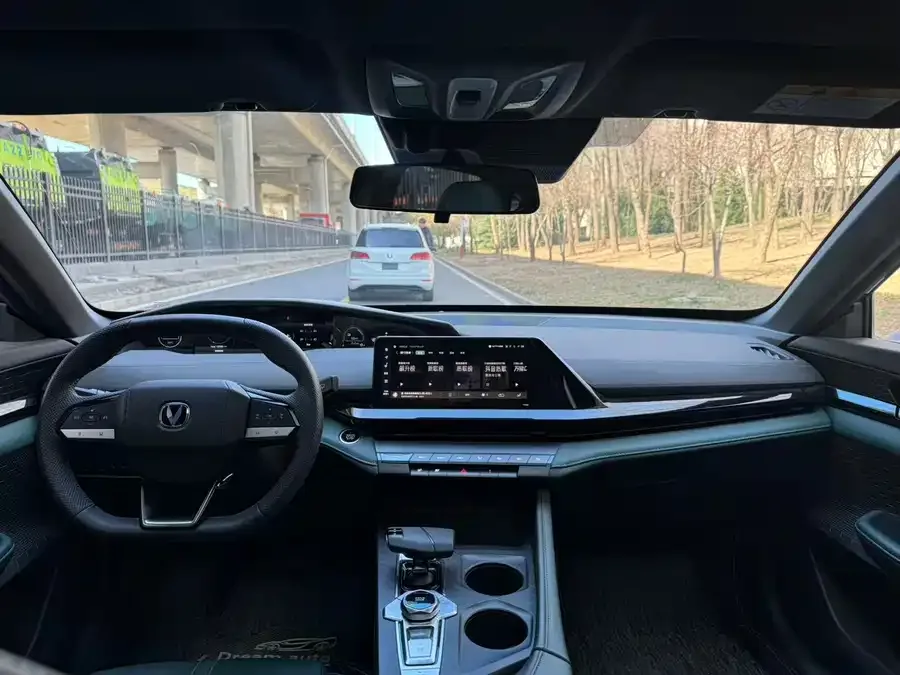 Changan UNI-V Smart Electric iDD Changan UNI-V iDD 2024 Blue Whale iDD 136km Smart Cool 2024 — миниатюра 2