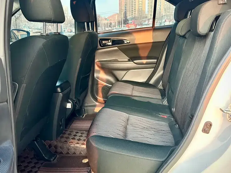 Mitsubishi Yige Yige 2021 1.5T CVT 2WD Fearless Edition 2022 — миниатюра 5