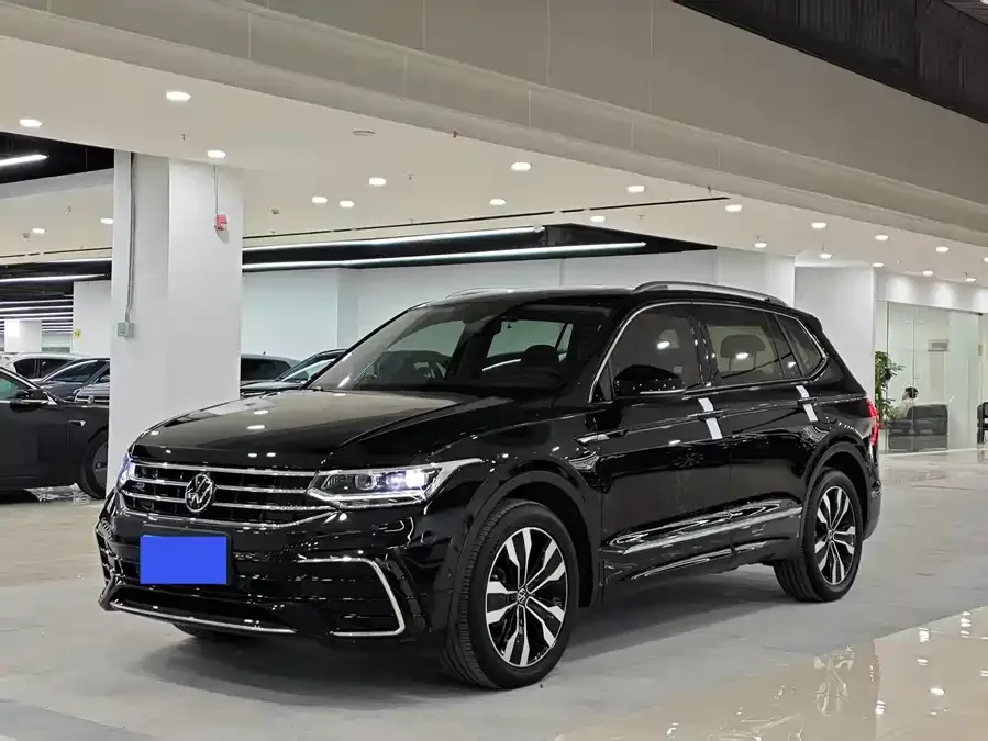 Volkswagen Tiguan L Tiguan L 2023 330TSI Automatic 2WD R-Line Enjoy Edition 2023 — фото 1, купить с доставкой в Москву