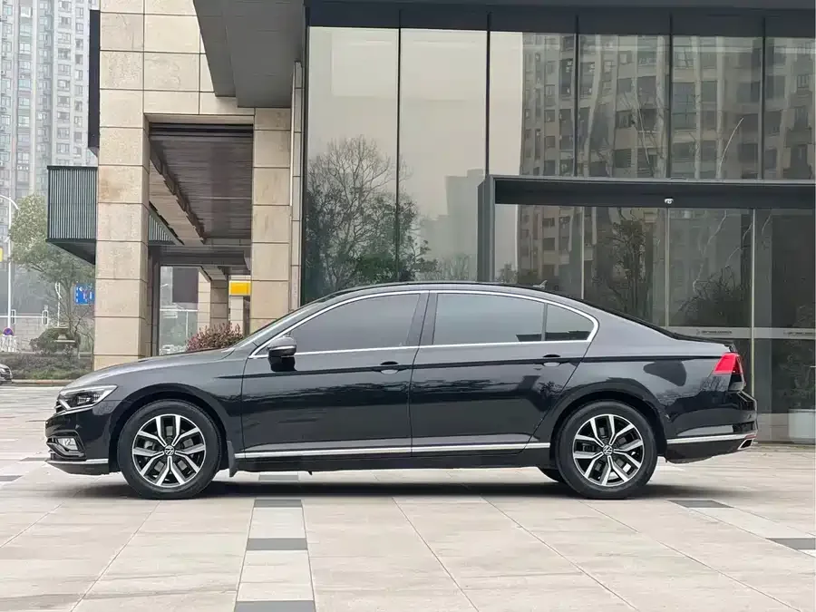 Volkswagen Magotan Magotan 2020 330TSI DSG Leading Edition 2022 — миниатюра 4