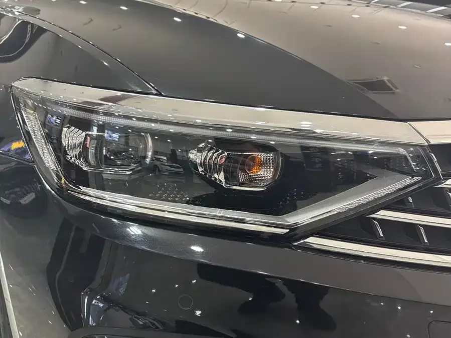Volkswagen Magotan Magotan 2023 2 million commemorative edition 330TSI DSG leading model 2023 — миниатюра 4