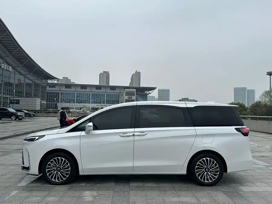 Buick GL8 New Energy 2025 Lu Shang Premium Edition 7 Seaters 2025 — миниатюра 2