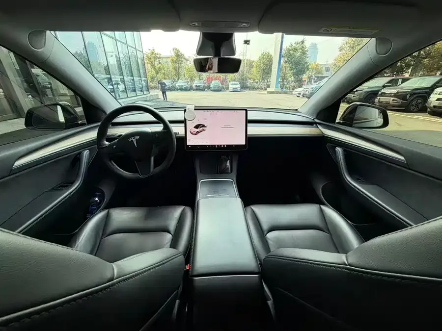 Tesla Model Y Model Y 2024 rear-wheel drive version 2025 — миниатюра 2