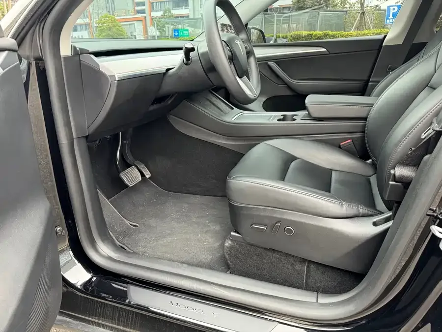 Tesla Model Y Model Y 2023 rear-wheel drive version 2023 — миниатюра 2