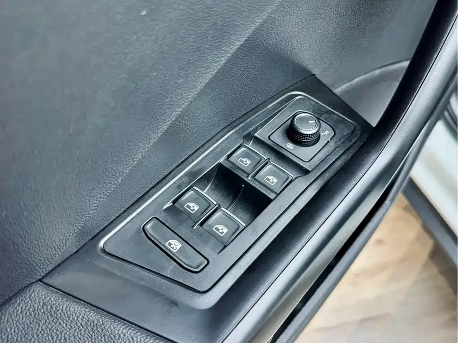 Volkswagen T-ROC T-ROC 2021 280TSI DSG two-wheel drive comfortable and connected 30th anniversary commemorative edition 2022 — миниатюра 5