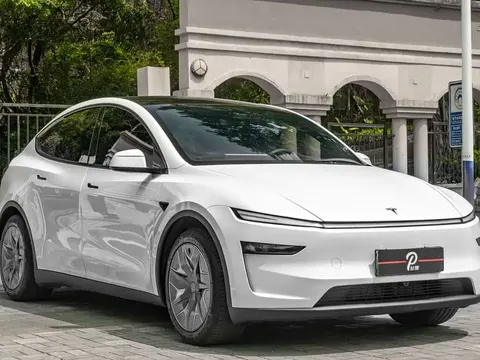Tesla Model YL 2025 купить в Москве