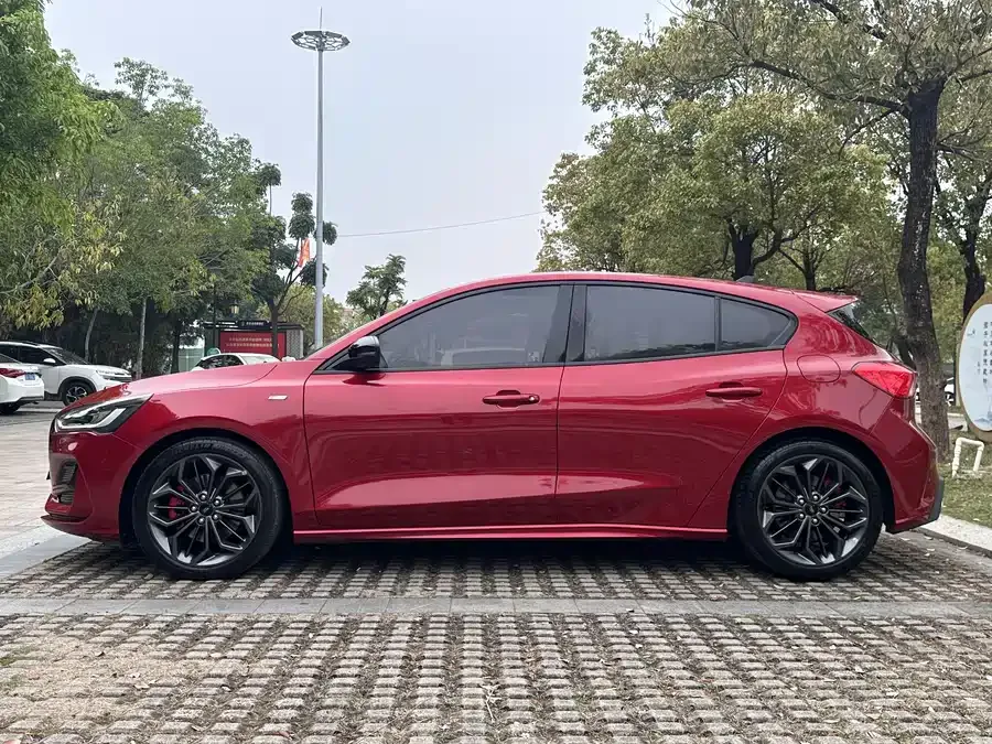Ford Focus Focus 2022 hatchback EcoBoost 180 automatic ST Line 2022 — миниатюра 2
