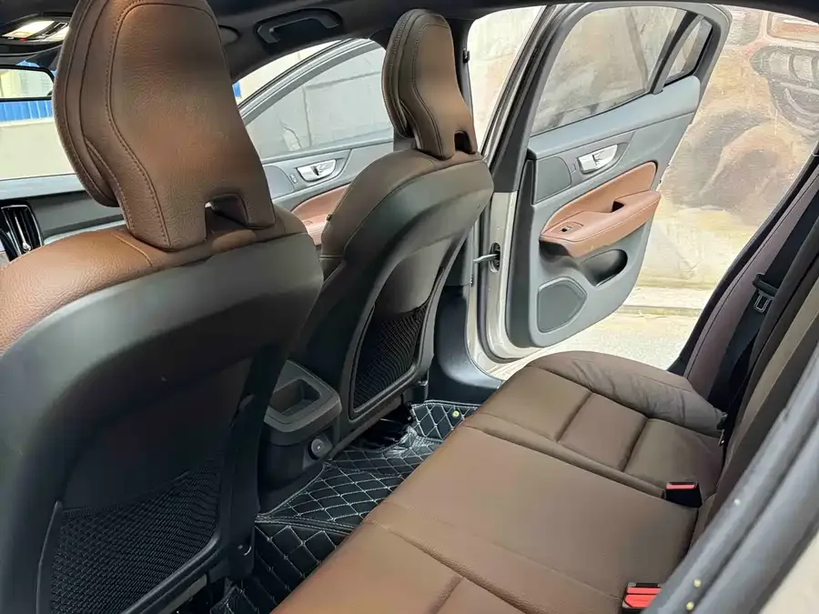 Volvo S60 2023 B4 Zhiyuan Luxury Edition 2023 — миниатюра 5