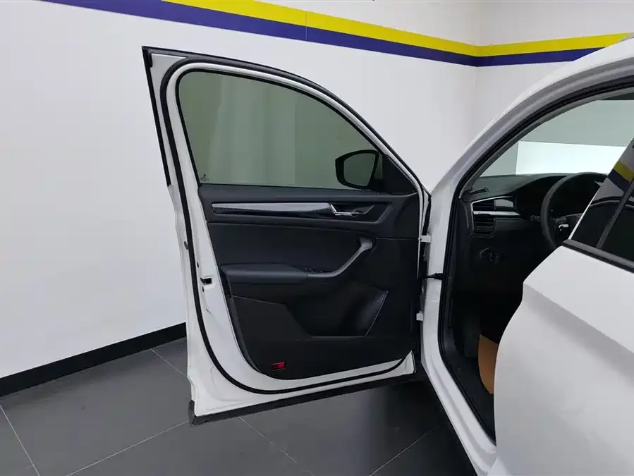 Skoda Kodiaq Kodiak 2024 TSI330 5-seater two-wheel drive powerful version 2024 — миниатюра 4