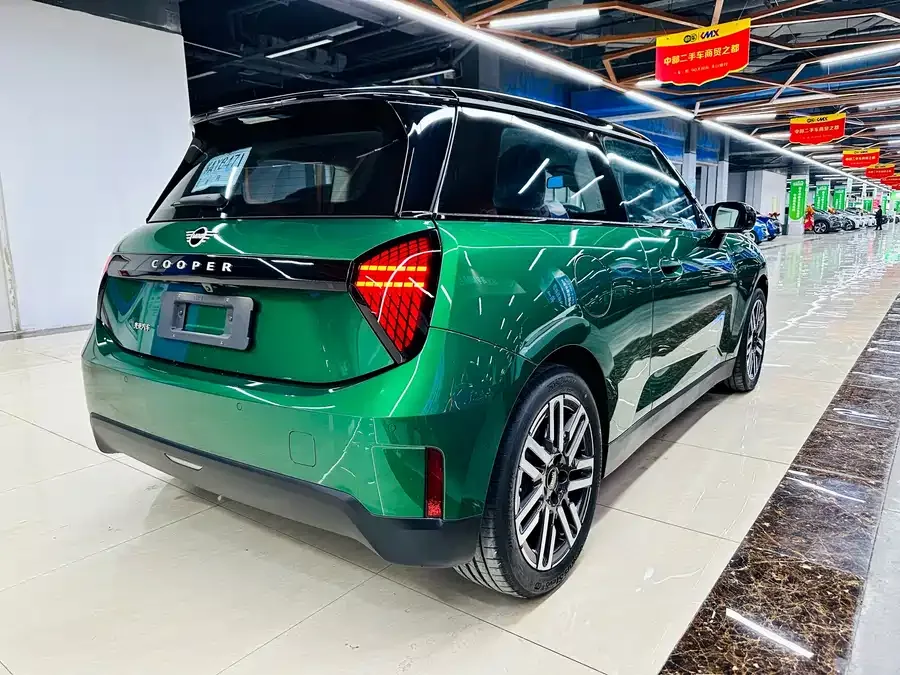 MINI electric COOPER Electric MINI COOPER 2025 456km COOPER E Classic 2025 — миниатюра 2