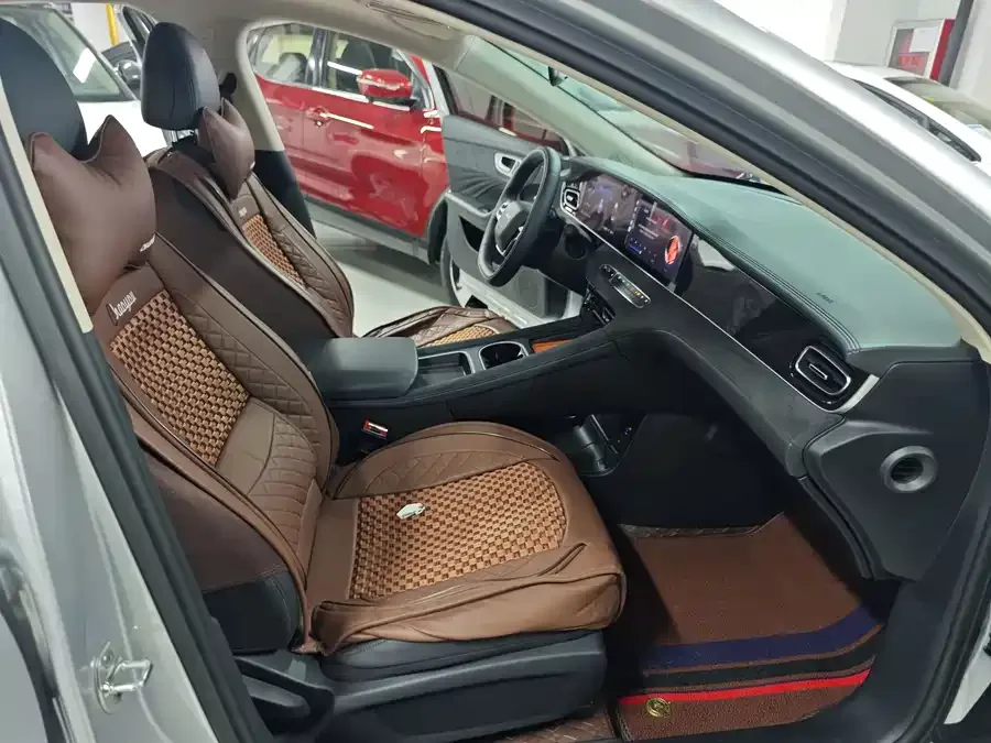 Roewe D7 Roewe D7 2025 DMH 125km World Champion Excellence Edition 2025 — миниатюра 3