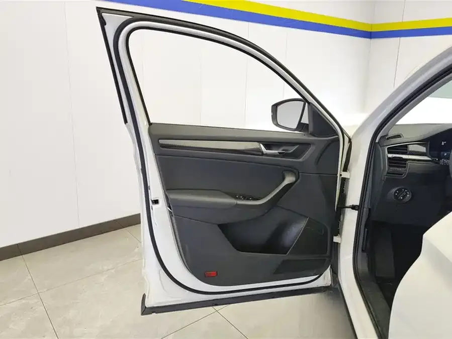 Skoda Kodiaq Kodiak 2024 TSI330 5-seater two-wheel drive powerful version 2024 — миниатюра 4