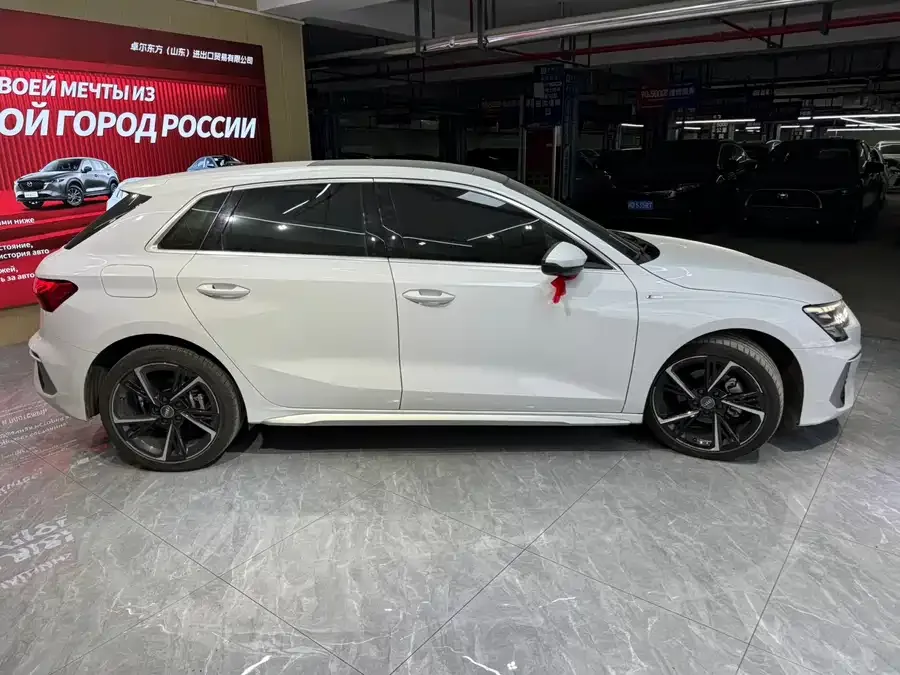 Audi A3 2021 Sportback 35 TFSI stylish and sporty 2022 — миниатюра 3