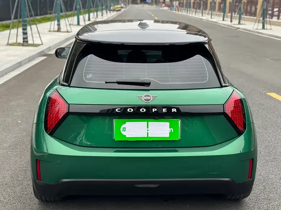 MINI electric COOPER Electric MINI COOPER 2024 456km COOPER E Classic 2024 — миниатюра 2