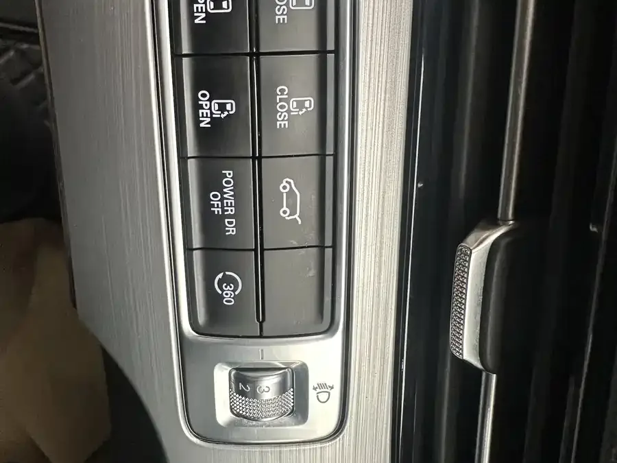 Roewe iMAX8 Roewe iMAX8 2022 400TGI Gathering Edition 2022 — миниатюра 5