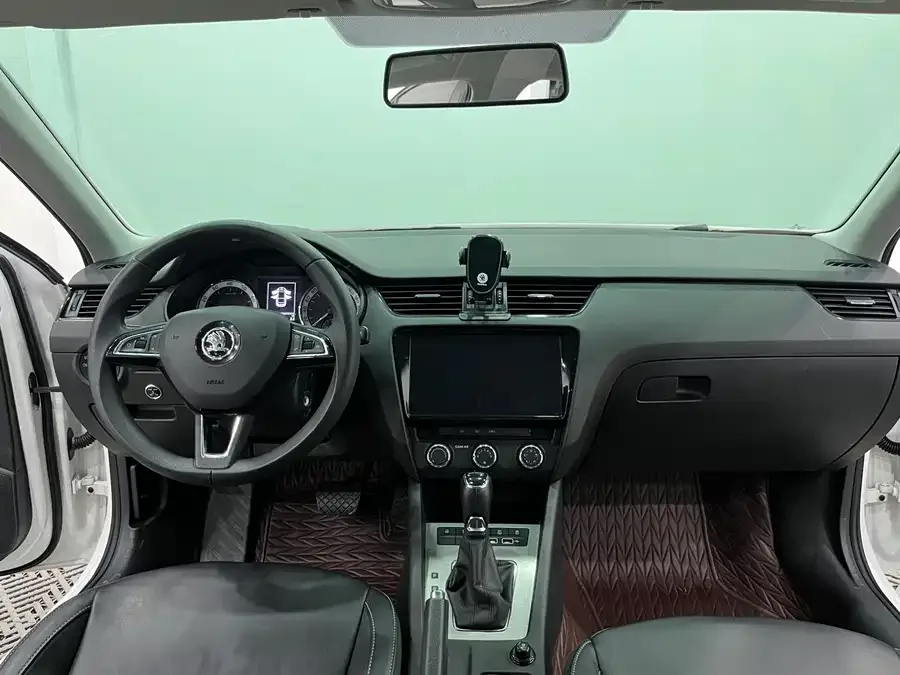 Skoda Octavia Octavia 2021 1.5L automatic comfort version 2022 — миниатюра 2