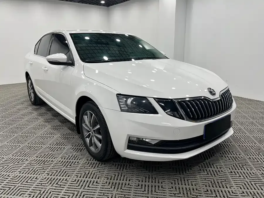 Skoda Octavia Octavia 2021 1.5L automatic comfort version 2022 — фото 1, купить с доставкой в Москву