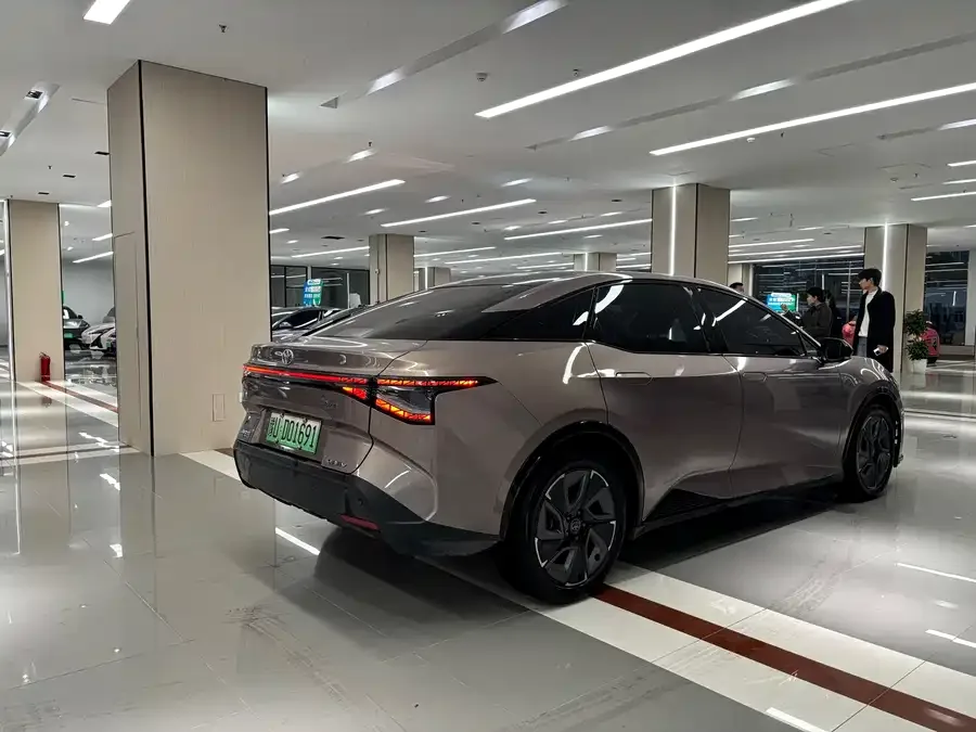 Toyota bZ 3 2023 616km long range PRO 2023 — миниатюра 2